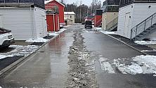 Bild på grus sopat till mitten av vägen