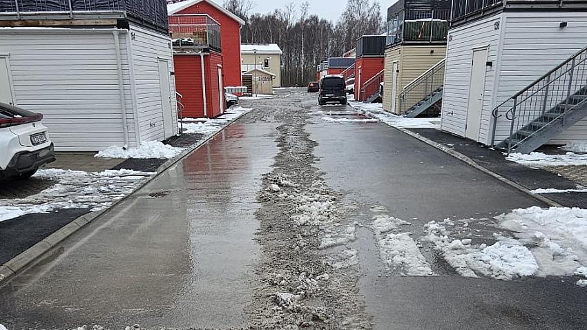 Bild på grus sopat till mitten av vägen